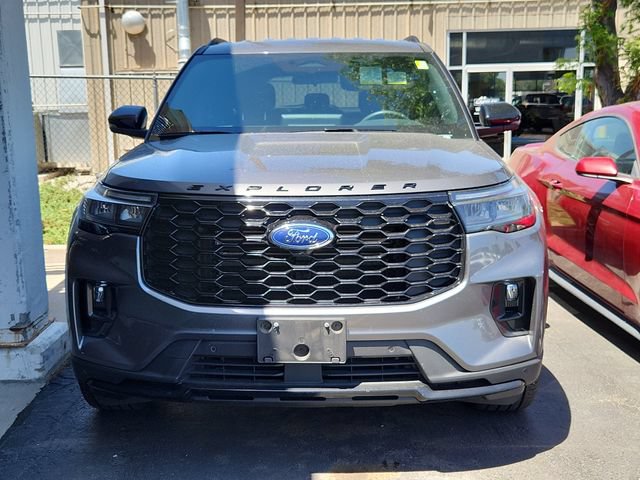 Used 2025 Ford Explorer ST-Line w/ ST-Line Street Pack AWD/4WD image 2