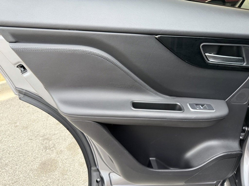 Used 2020 Jaguar F-PACE Premium image 29