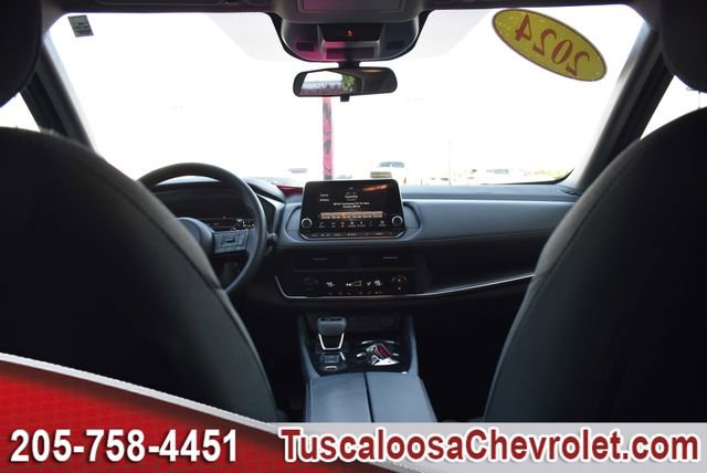 Used 2024 Nissan Rogue SV image 3