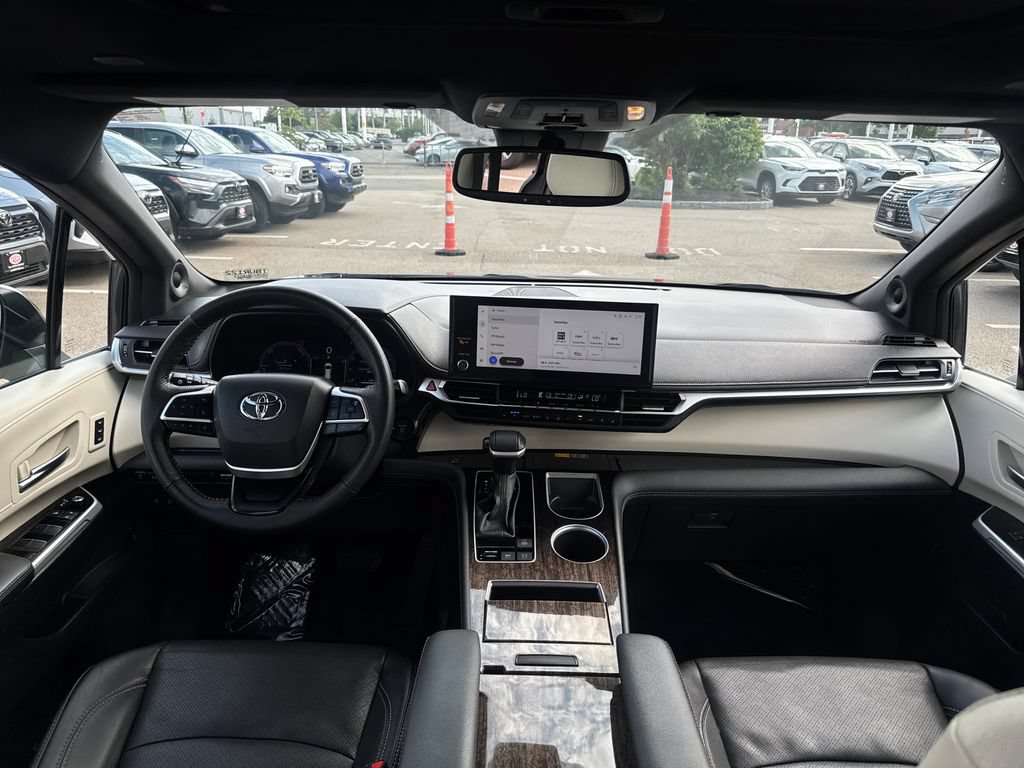 Used 2025 Toyota Sienna Limited AWD/4WD image 10