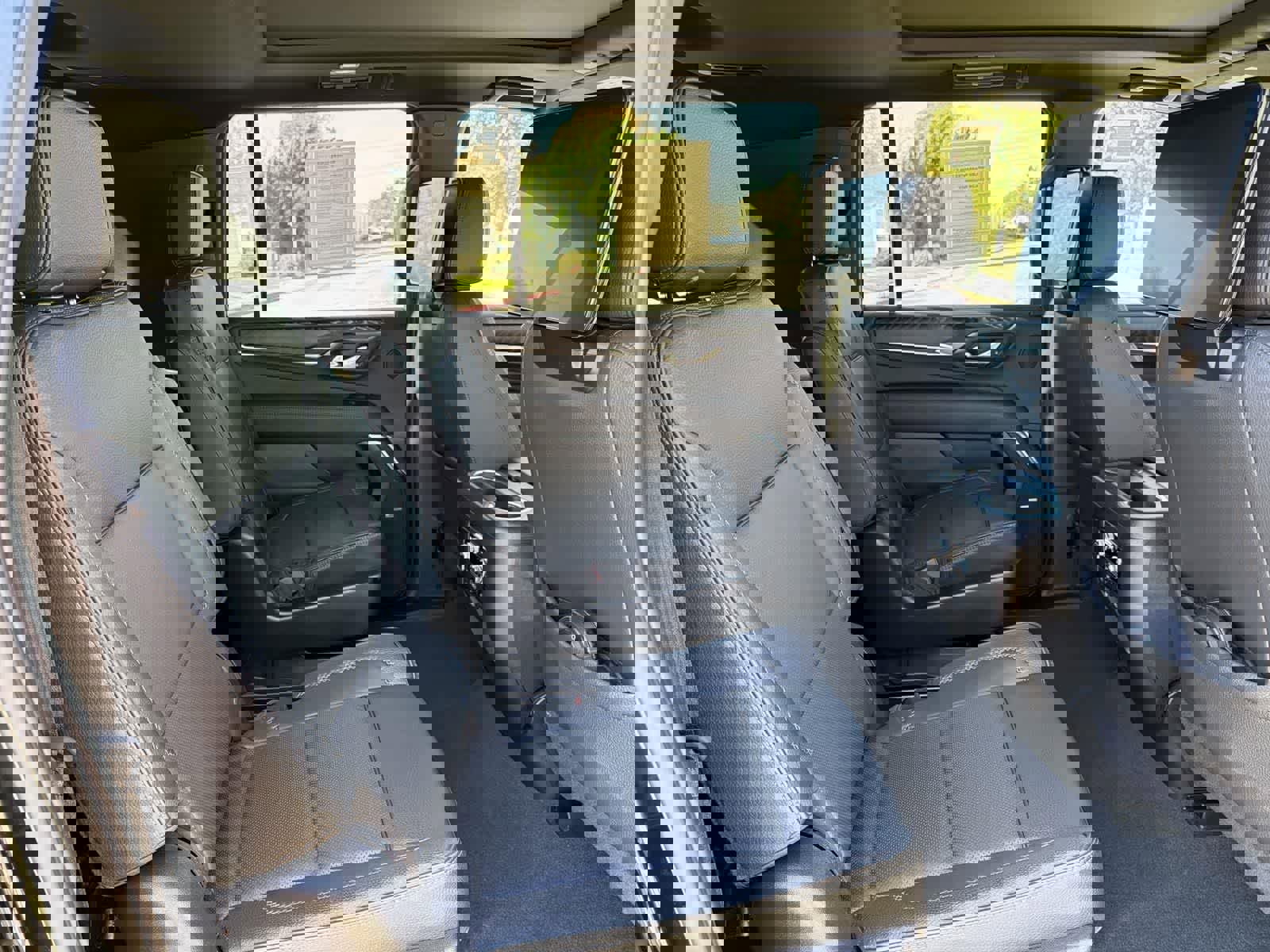 Used 2023 GMC Yukon XL Denali image 34