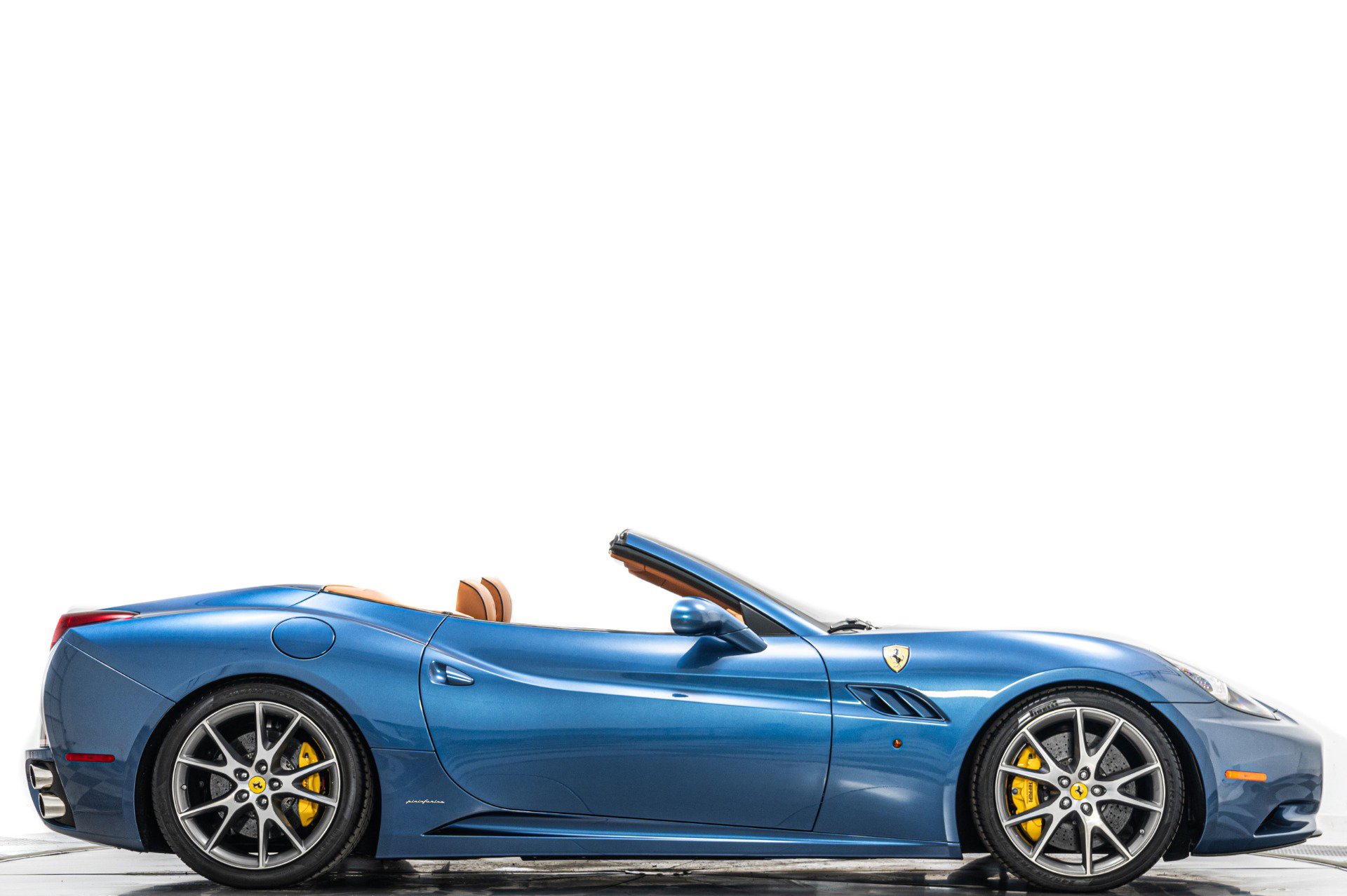 Used 2010 Ferrari California image 2
