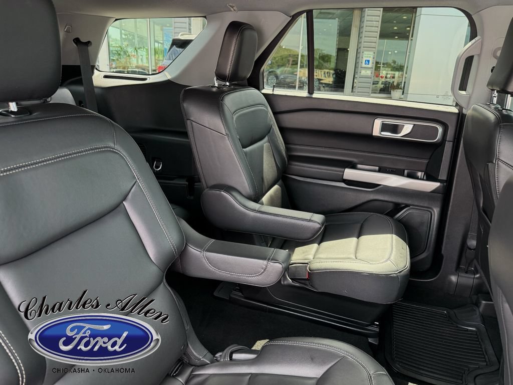 Used 2024 Ford Explorer XLT w/ Equipment Group 202A RWD image 17