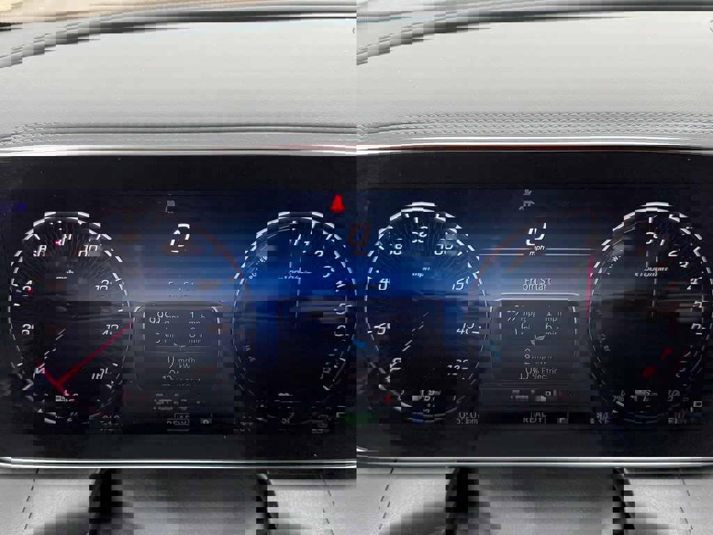 Used 2025 Mercedes-Benz GLC 350e 4MATIC image 28