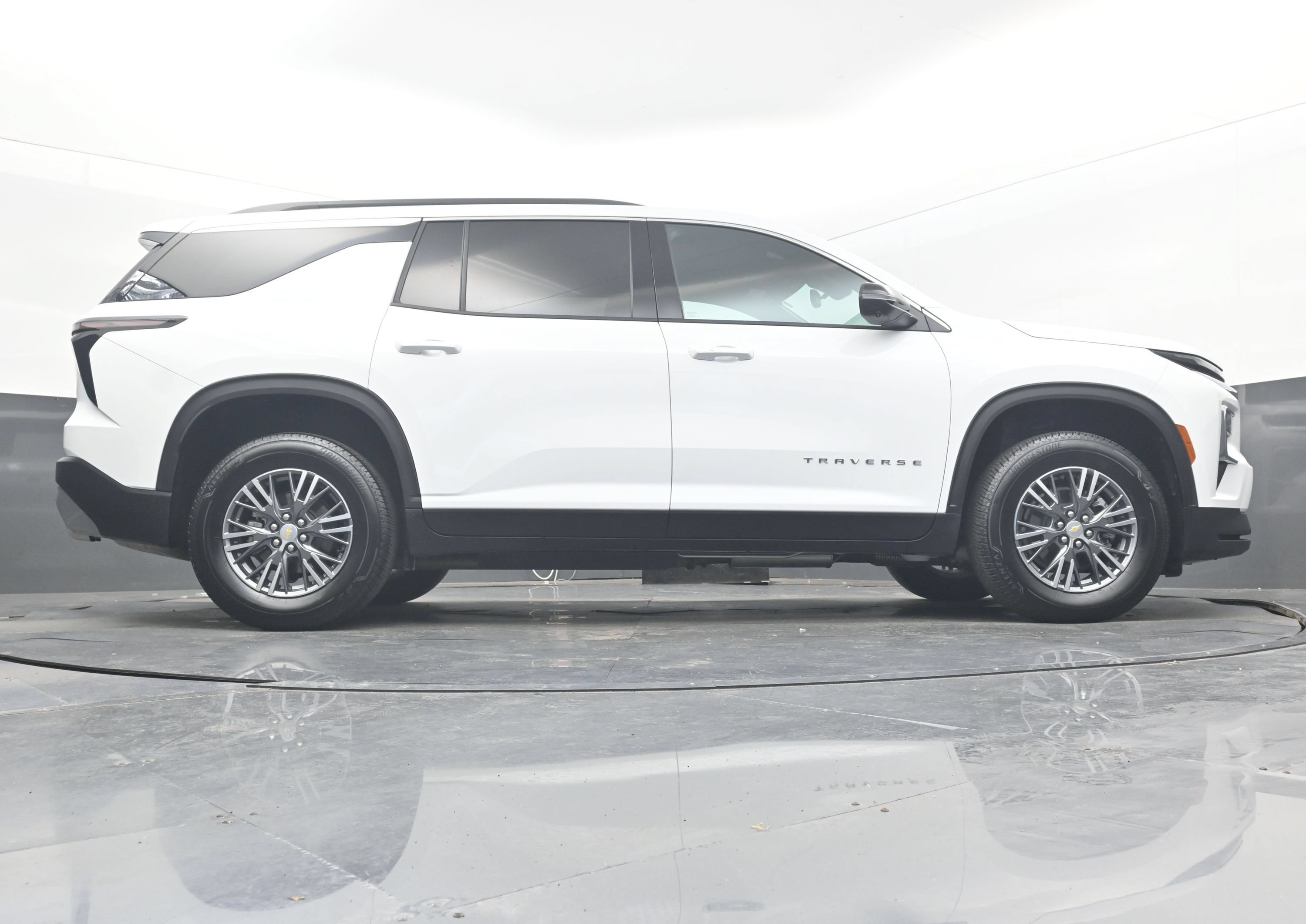 Certified 2026 Chevrolet Traverse LT w/ Driver Confidence Package FWD image 31