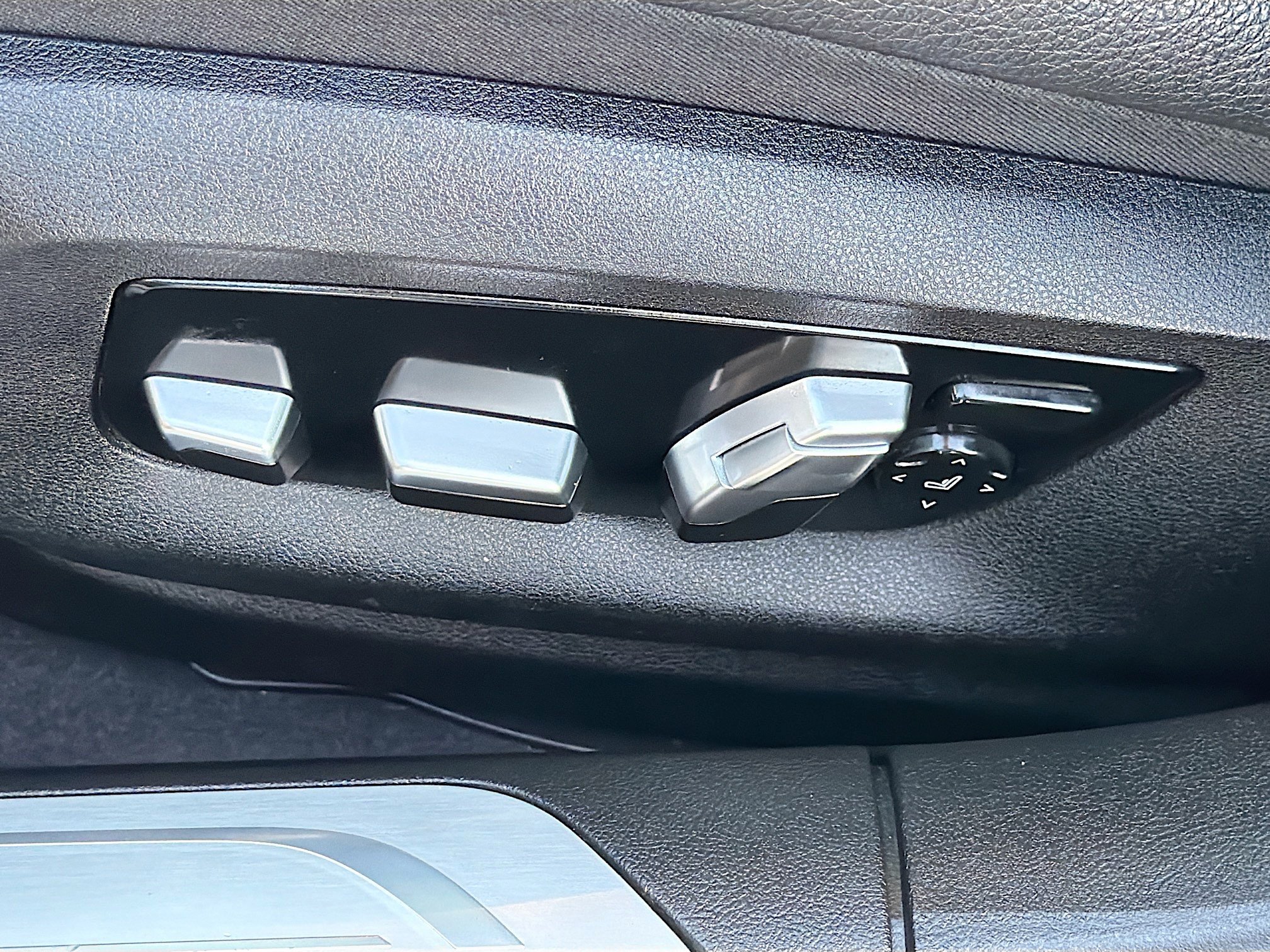 Used 2020 BMW 740i w/ Cold Weather Package RWD image 25
