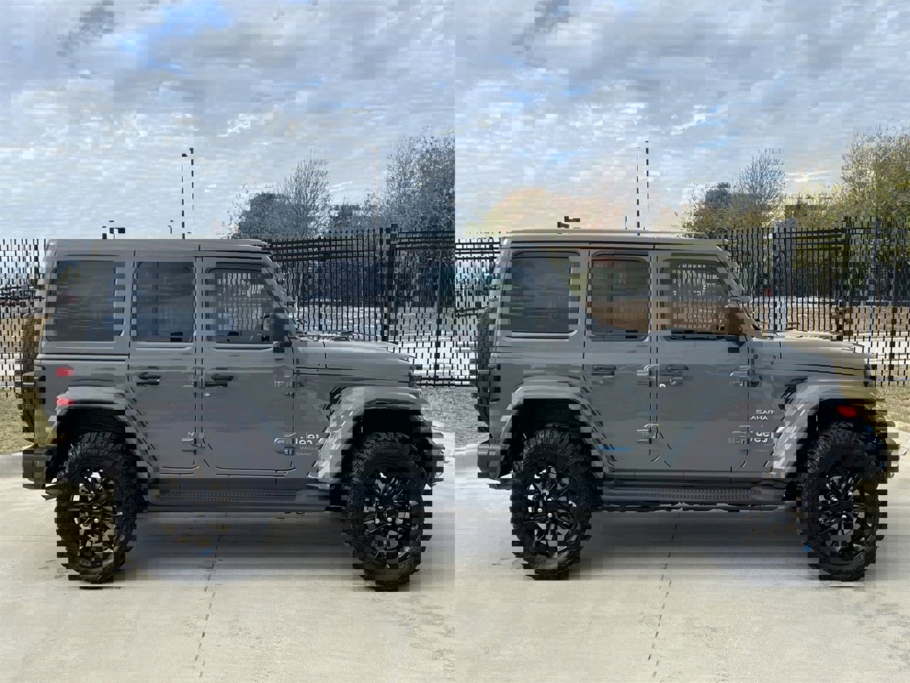 Used 2022 Jeep Wrangler Unlimited Sahara w/ Cold Weather Group image 3