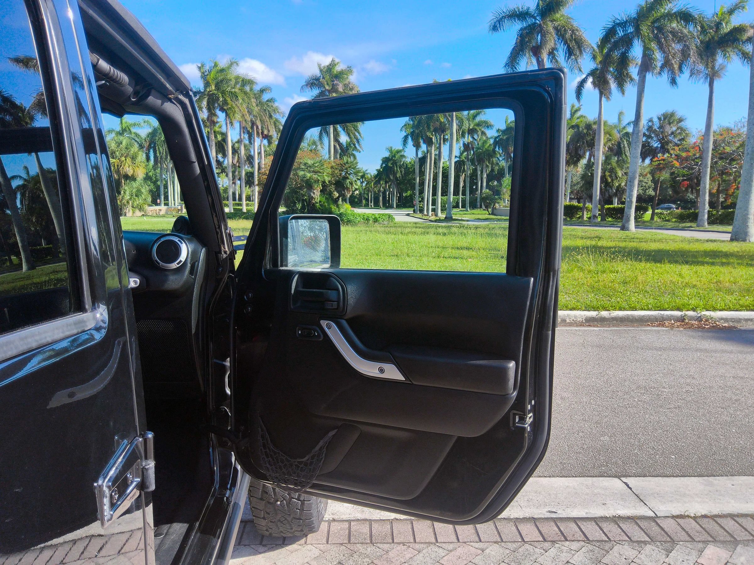 Used 2014 Jeep Wrangler Unlimited Rubicon w/ Connectivity Group AWD/4WD image 34