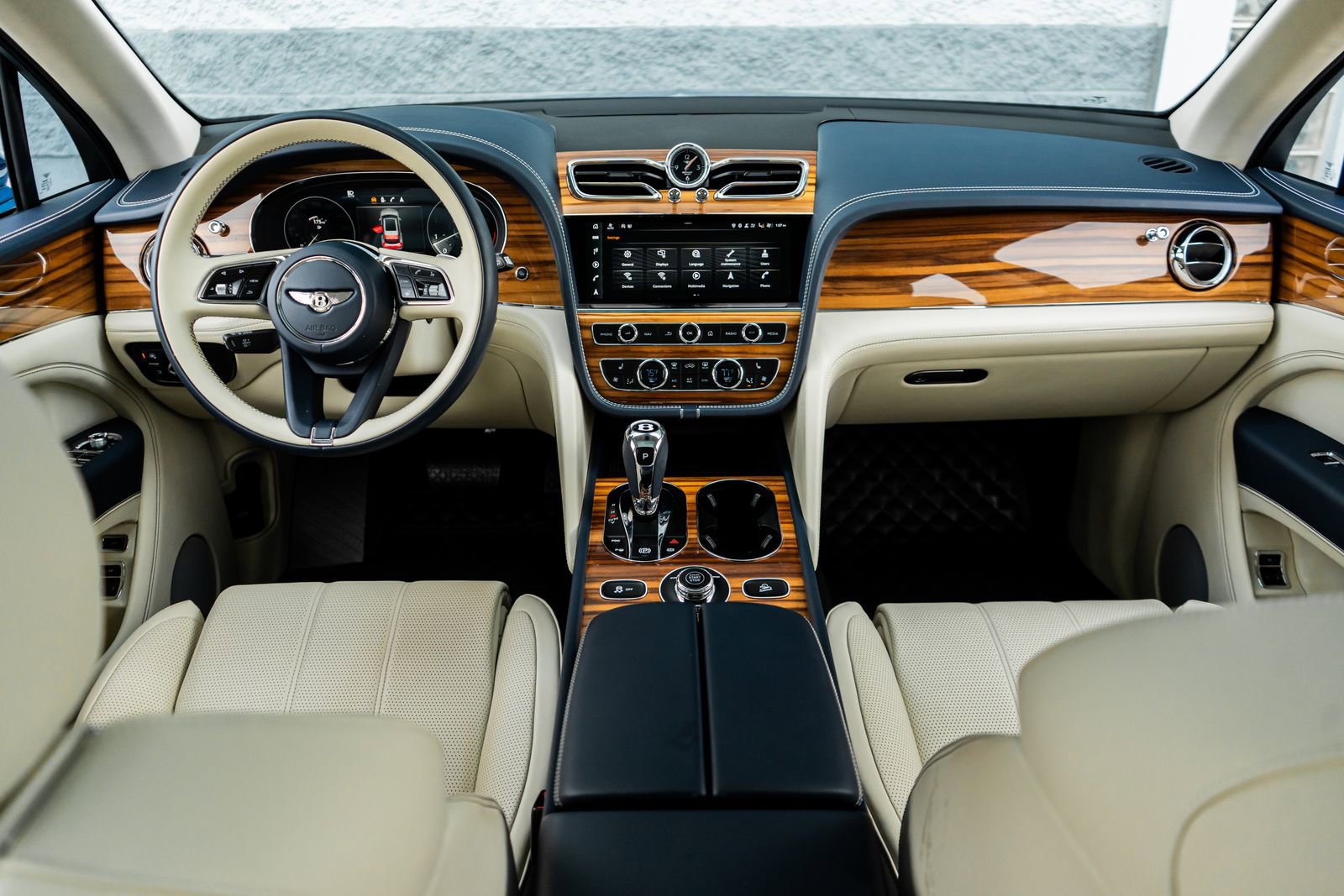 Used 2022 Bentley Bentayga image 4