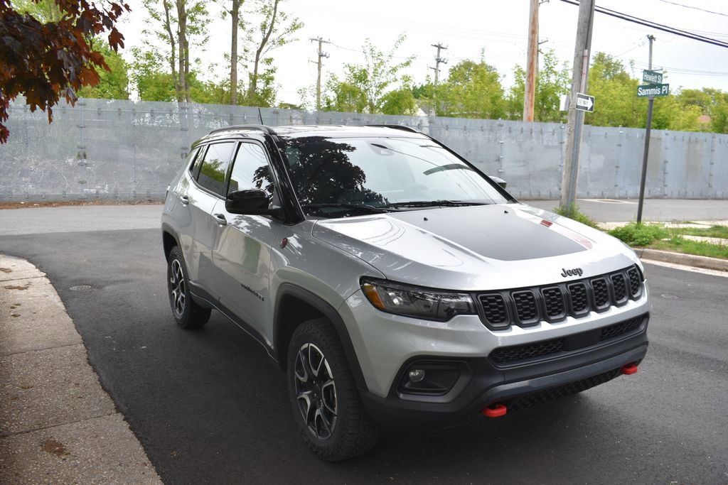 Used 2025 Jeep Compass Trailhawk AWD/4WD image 4