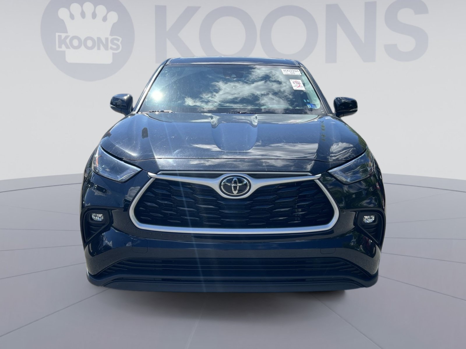 Used 2023 Toyota Highlander LE AWD/4WD image 4