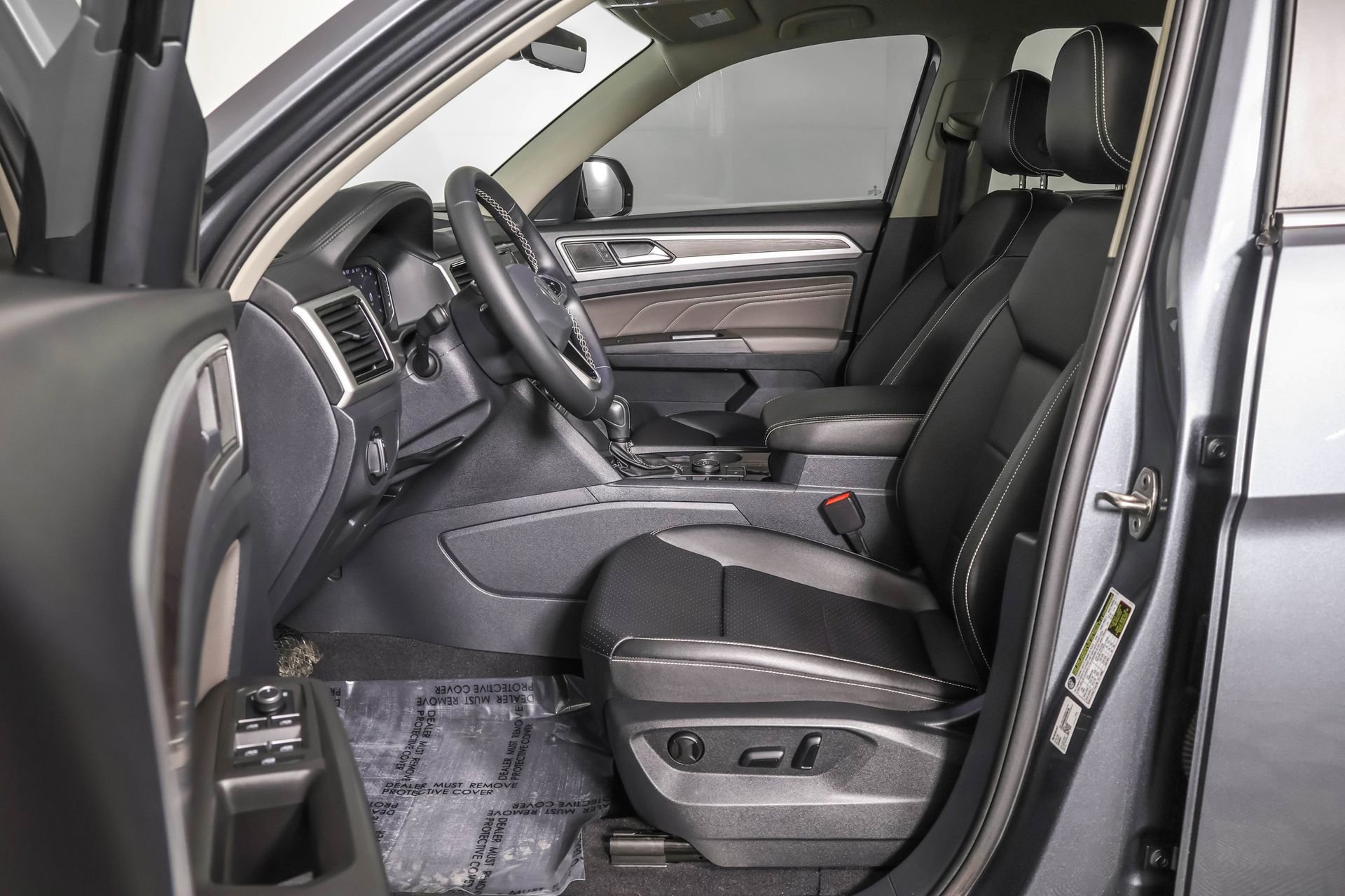 Used 2023 Volkswagen Atlas SE w/ Black Wheel Package image 7