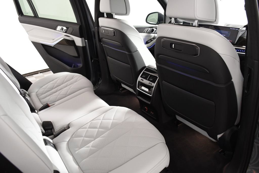Used 2024 BMW X7 xDrive40i w/ Premium Package image 22