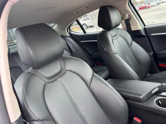 Used 2024 Genesis G70 2.5T image 32