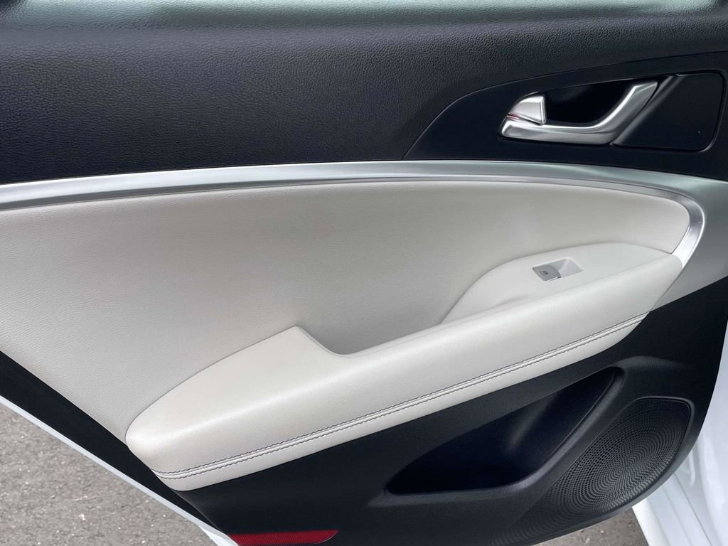 Used 2025 Genesis G70 2.5T image 11