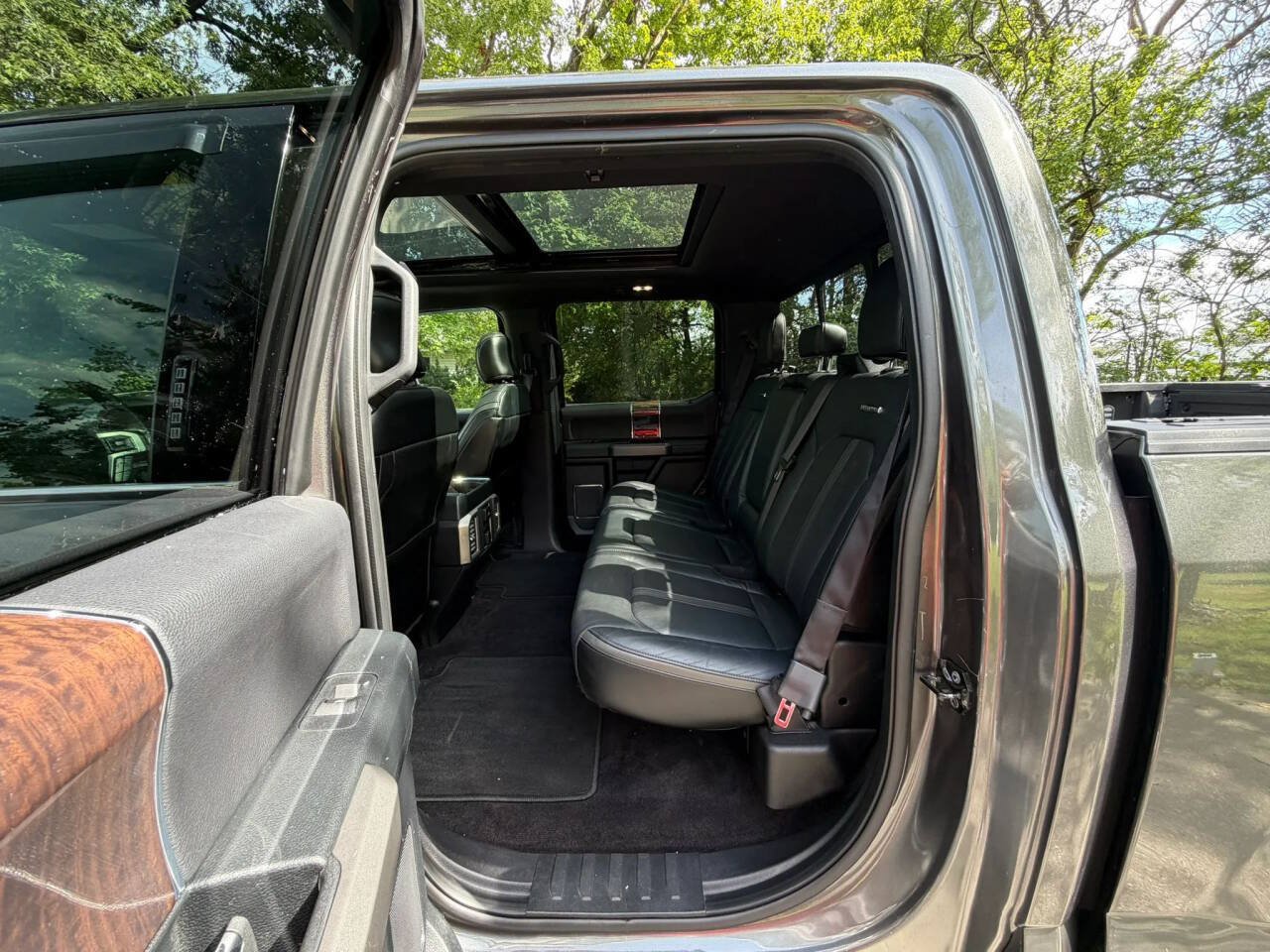 Used 2015 Ford F150 Platinum w/ Equipment Group 701A Luxury AWD/4WD image 5