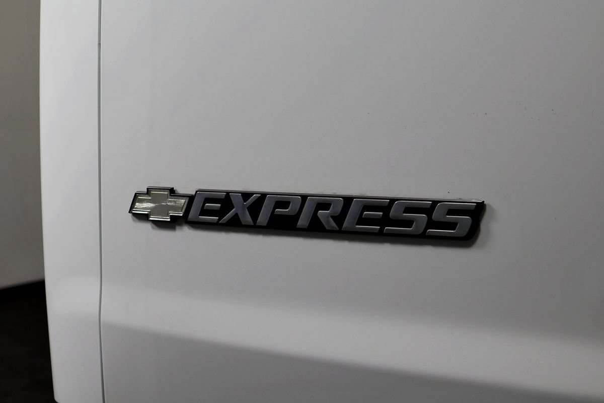 Used 2018 Chevrolet Express 2500 w/ Driver Convenience Package RWD image 14