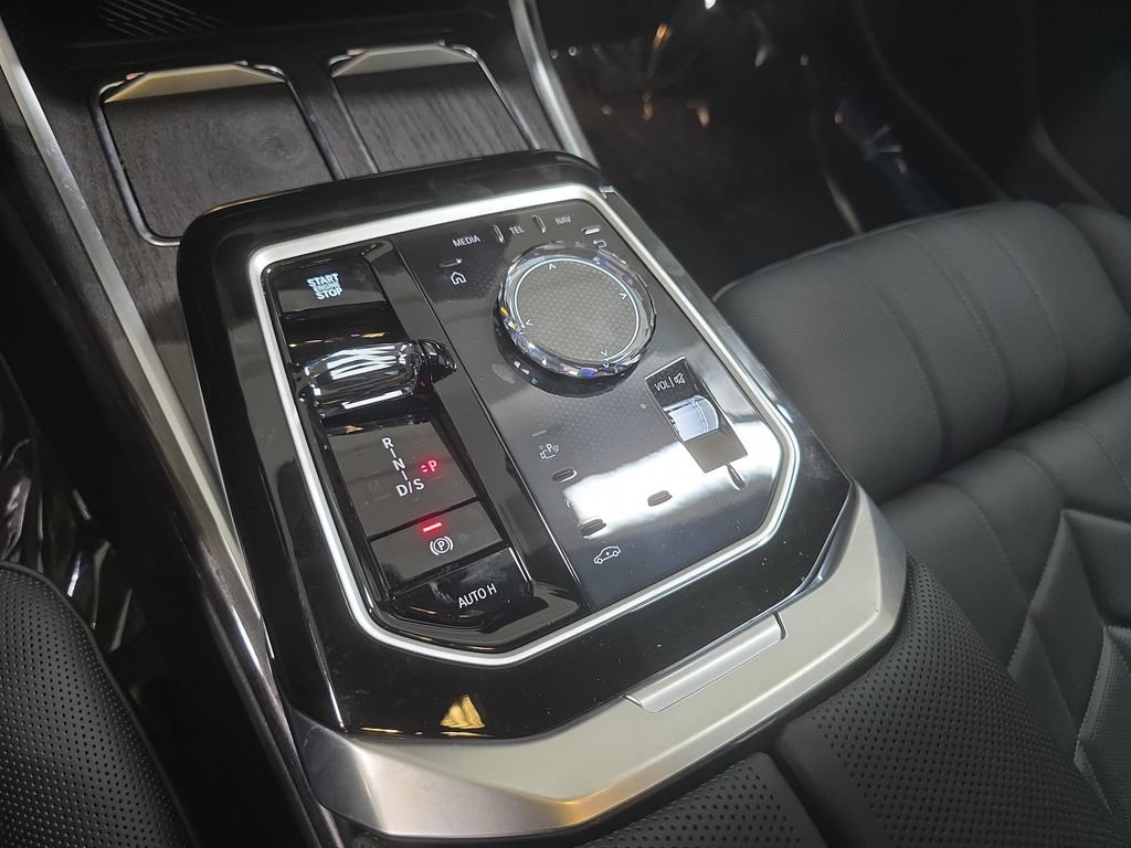 New 2026 BMW 760i xDrive w/ Luxury Rear Seating Package AWD/4WD image 13
