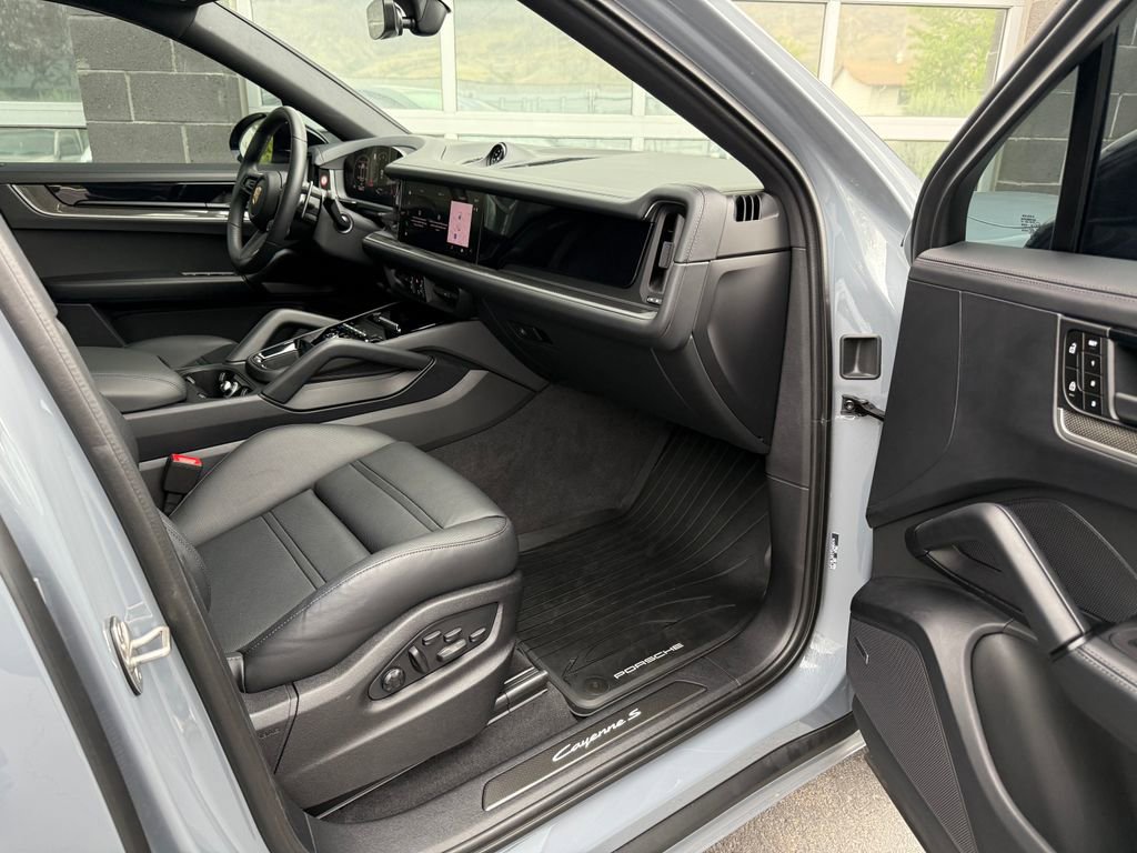Used 2026 Porsche Cayenne S AWD/4WD image 19
