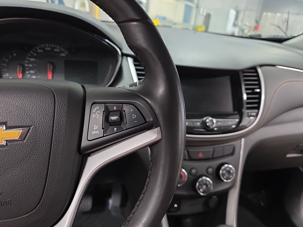 Certified 2022 Chevrolet Trax LT w/ LT Convenience Package image 18