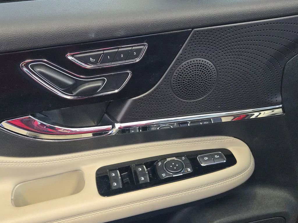 Used 2025 Lincoln Corsair AWD image 12