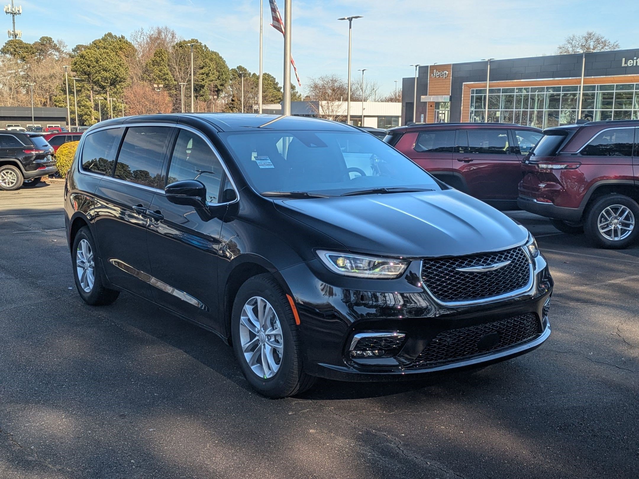 New 2026 Chrysler Pacifica Select image 3