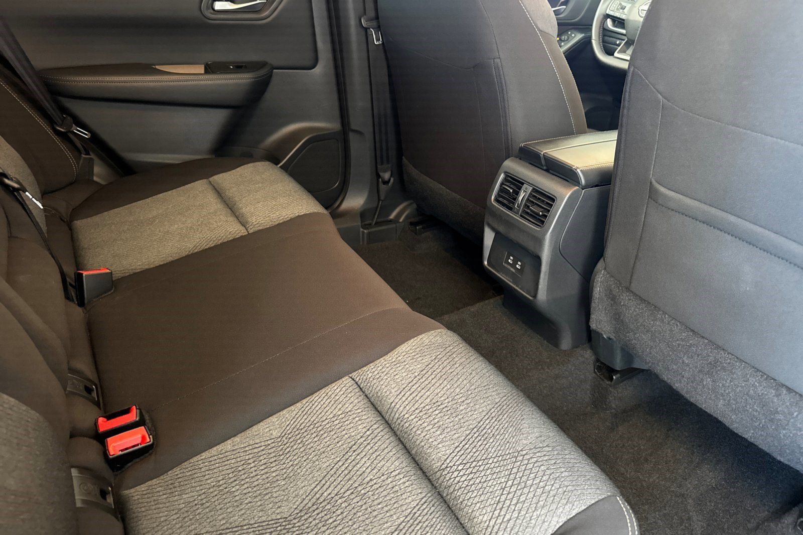 Used 2025 Nissan Rogue SV FWD image 28