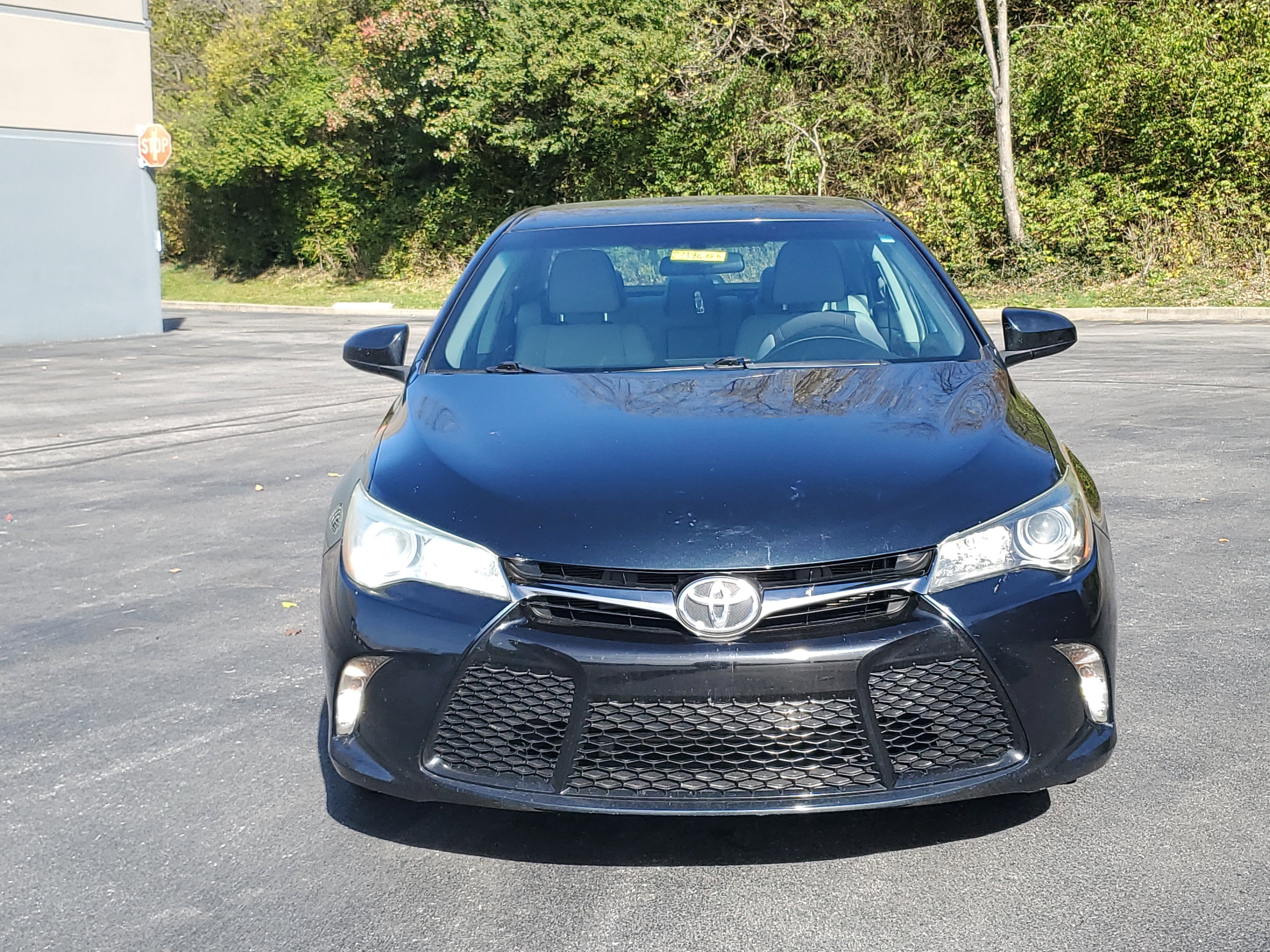 Used 2016 Toyota Camry SE image 2