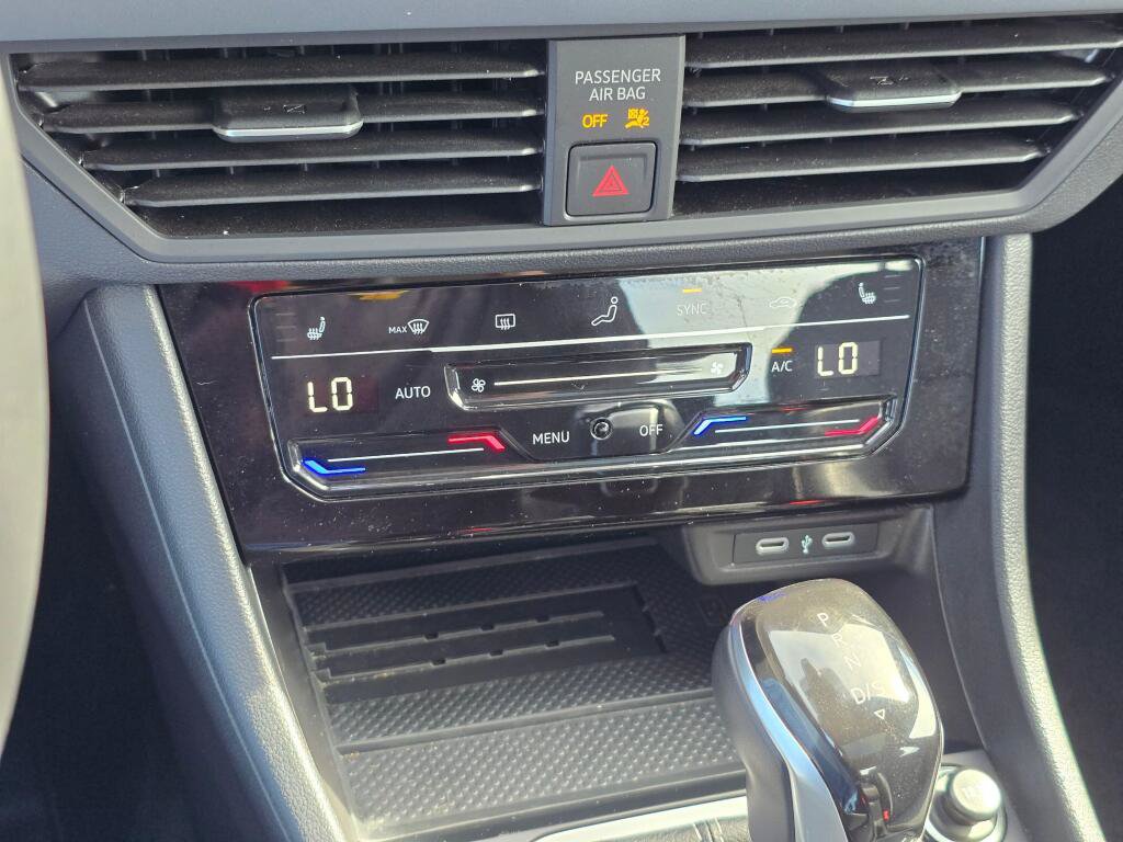 Used 2025 Volkswagen Jetta SE FWD image 25