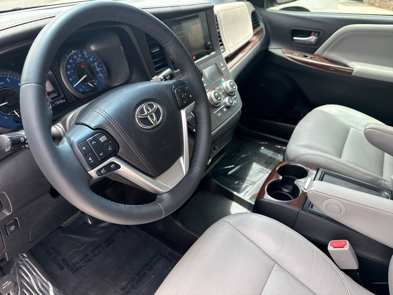 Used 2016 Toyota Sienna Limited Premium FWD image 30