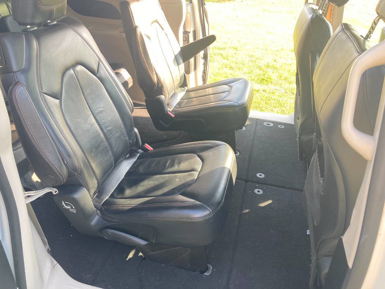 Used 2018 Chrysler Pacifica Touring-L image 6