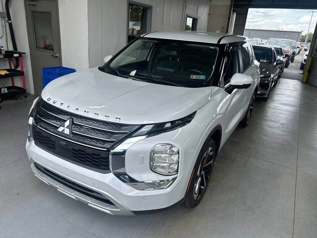 Used 2023 Mitsubishi Outlander SE AWD/4WD image 2