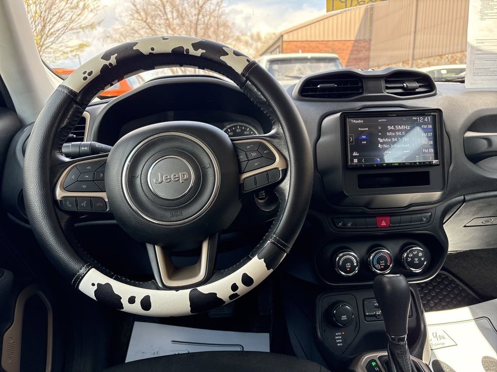 Used 2017 Jeep Renegade Latitude w/ Cold Weather Group image 21