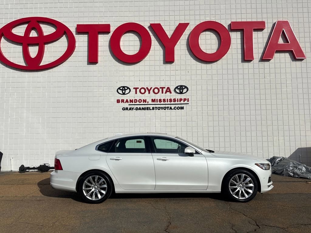 Used 2017 Volvo S90 T6 Momentum w/ Vision Package image 4