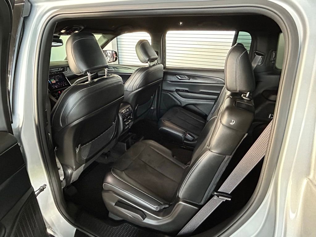 Used 2023 Jeep Grand Cherokee L Laredo image 38
