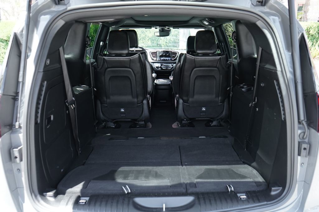 Used 2022 Chrysler Pacifica Limited w/ S Appearance Package FWD image 9
