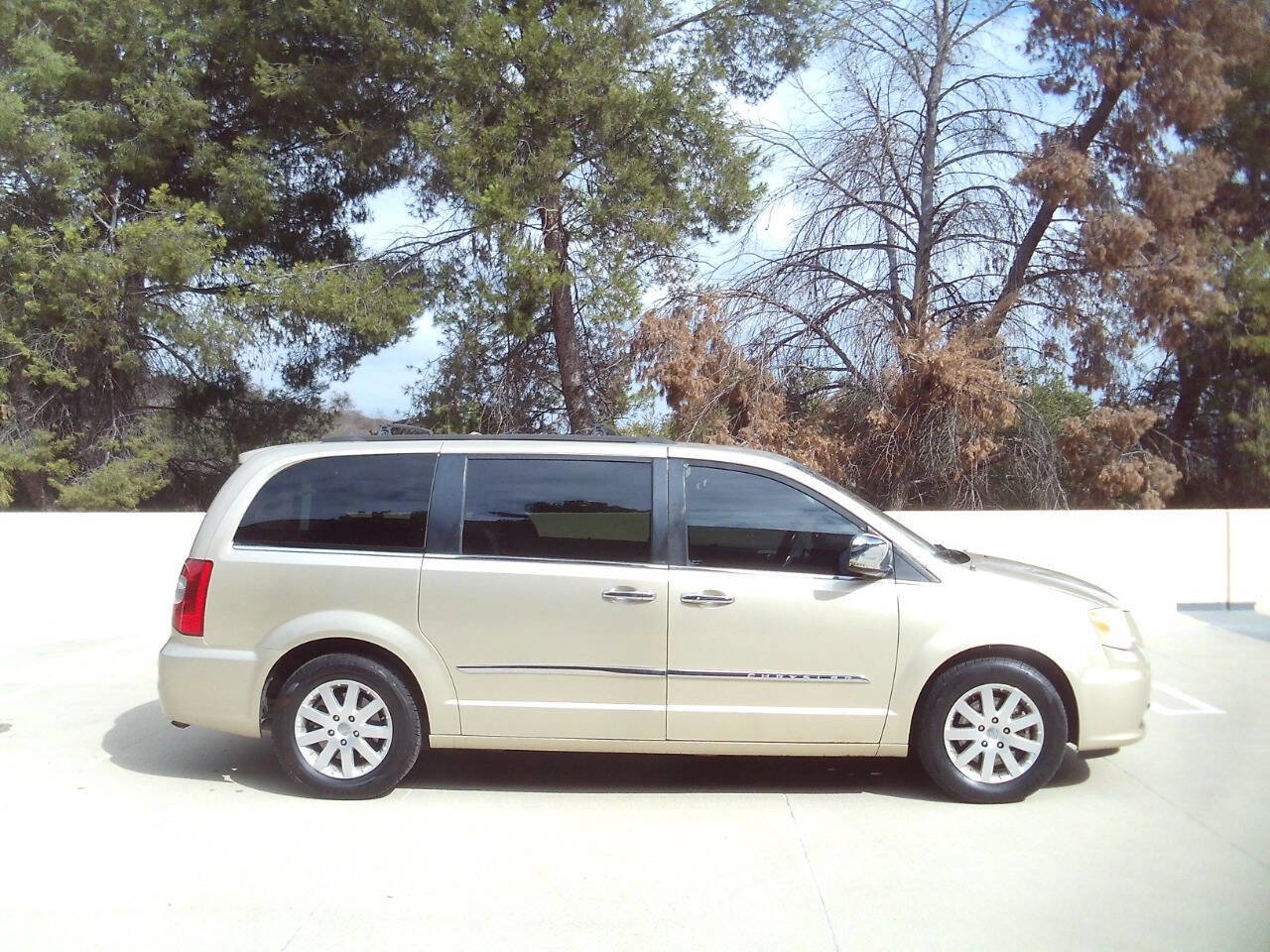 Used 2012 Chrysler Town & Country Touring-L w/ Entertainment Group #2 image 8