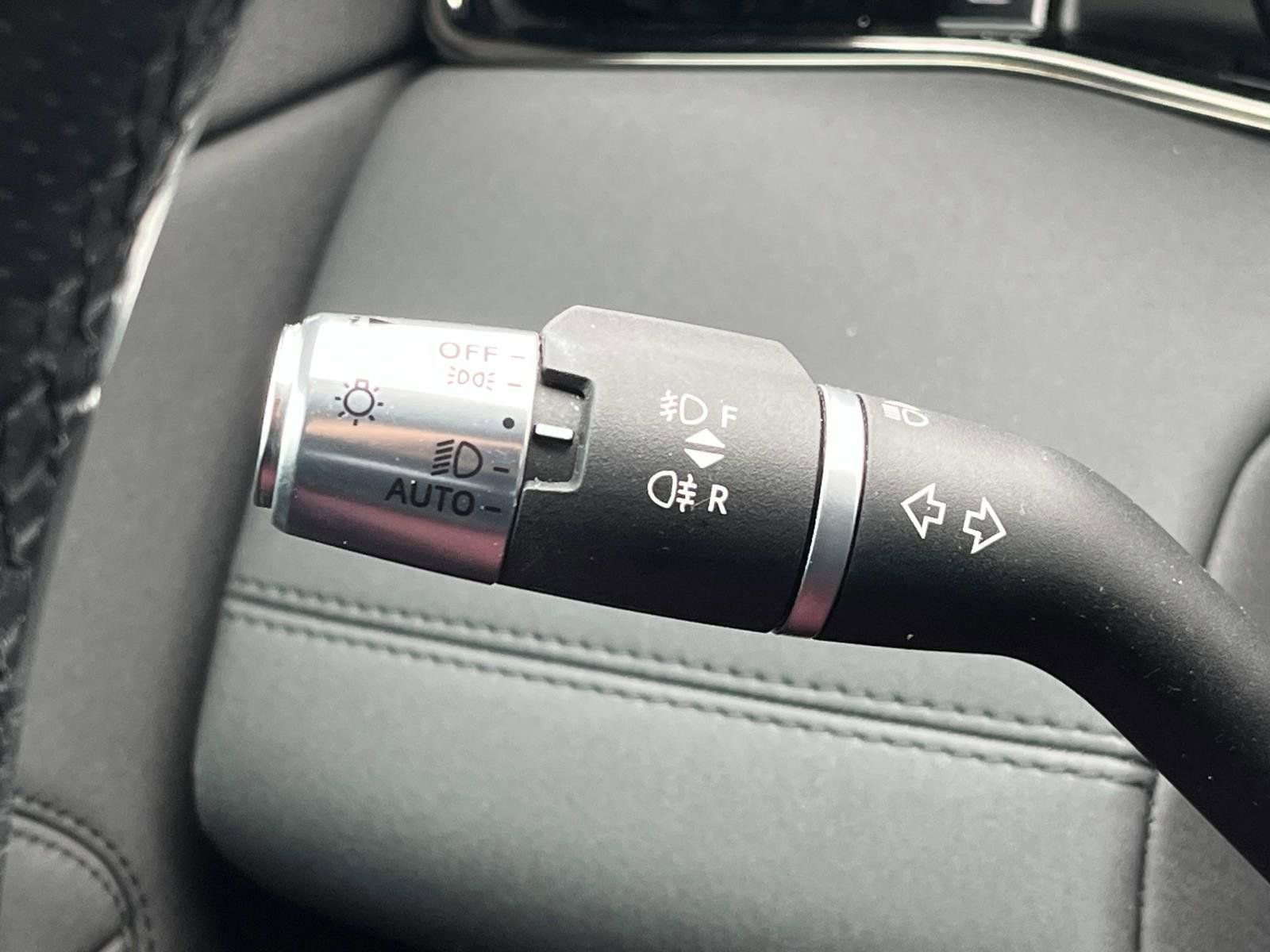 Used 2021 Land Rover Range Rover Evoque R-Dynamic SE image 31