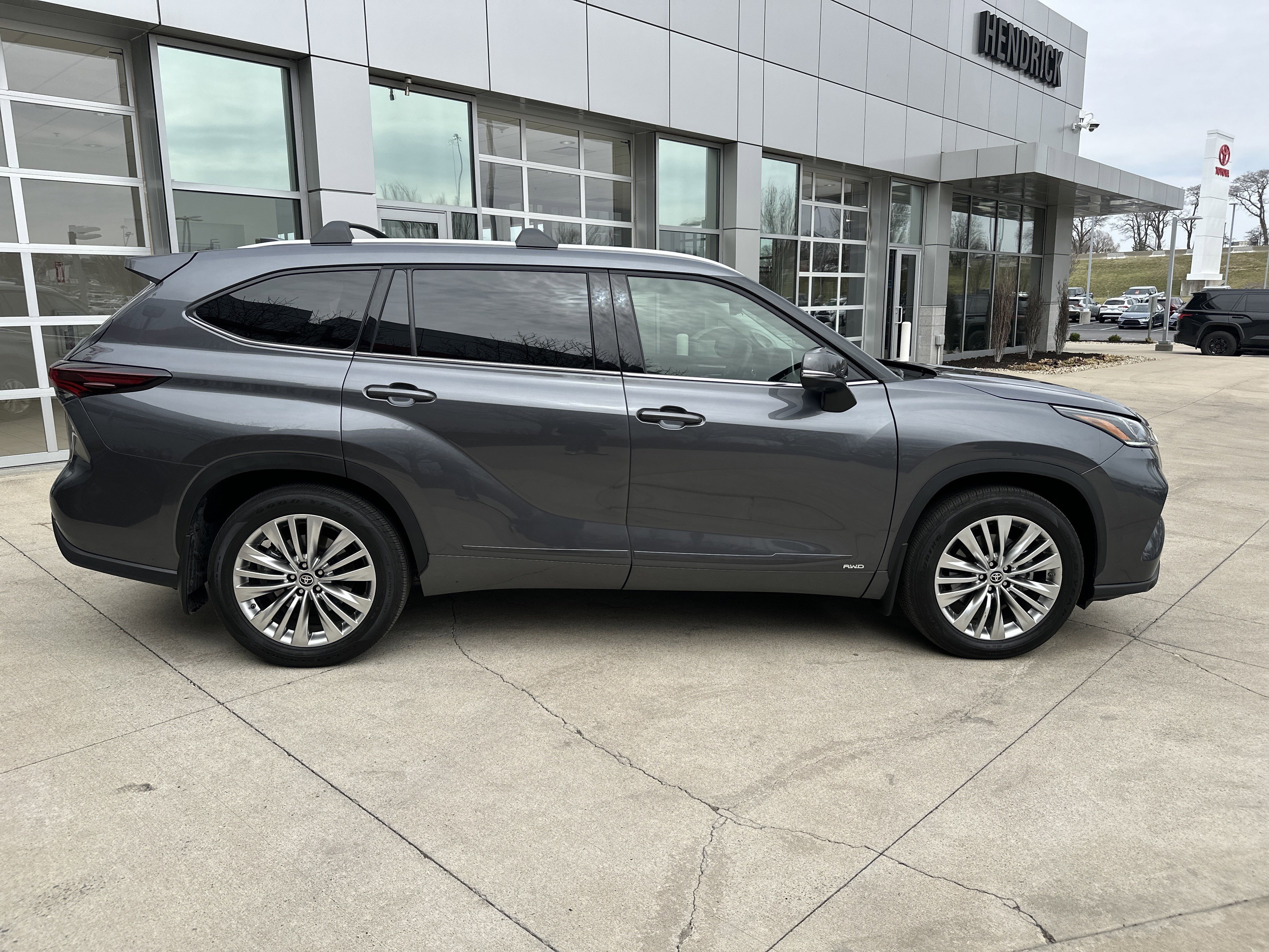 Used 2025 Toyota Highlander Platinum image 10