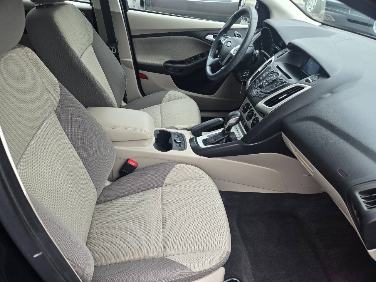 Used 2014 Ford Focus SE w/ SE Winter Package FWD image 25