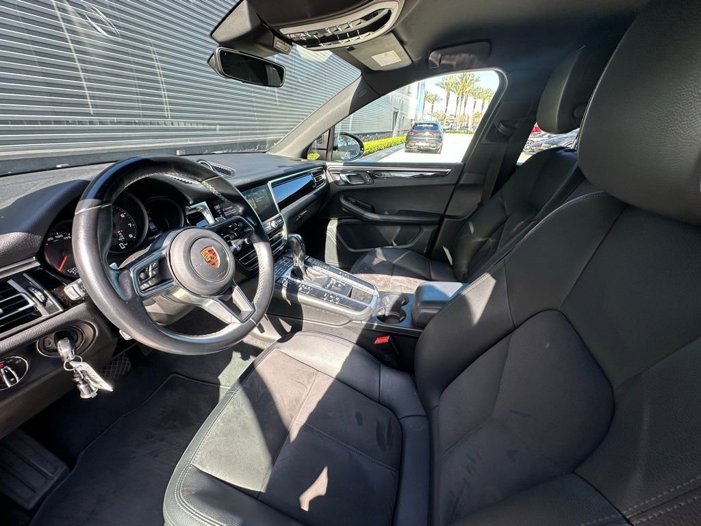Certified 2021 Porsche Macan image 4