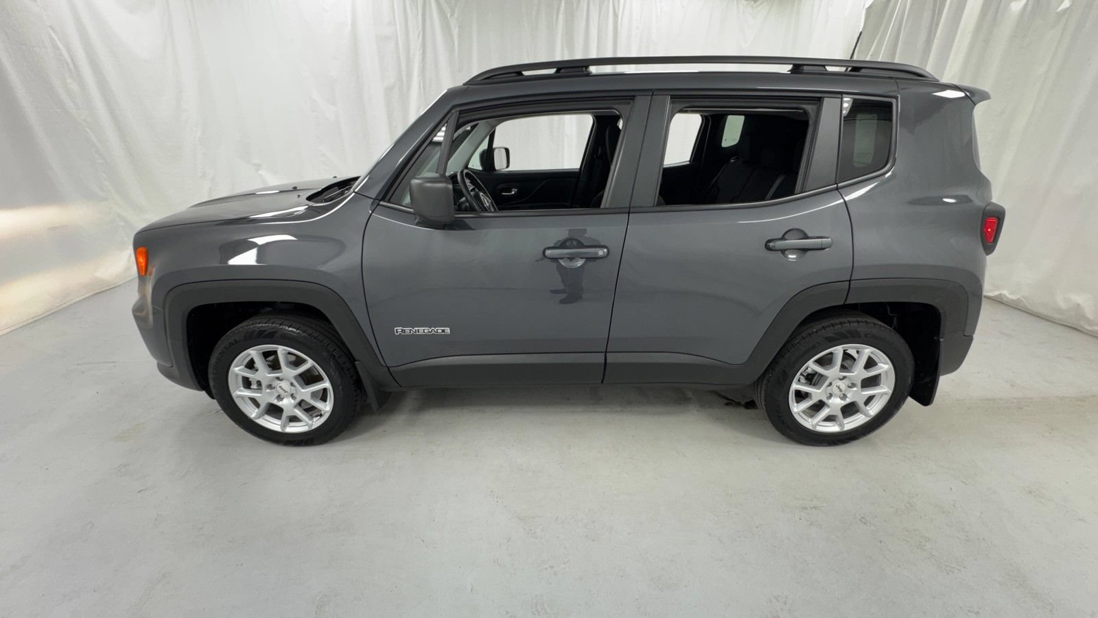 Used 2023 Jeep Renegade Latitude w/ Premium Group AWD/4WD image 6