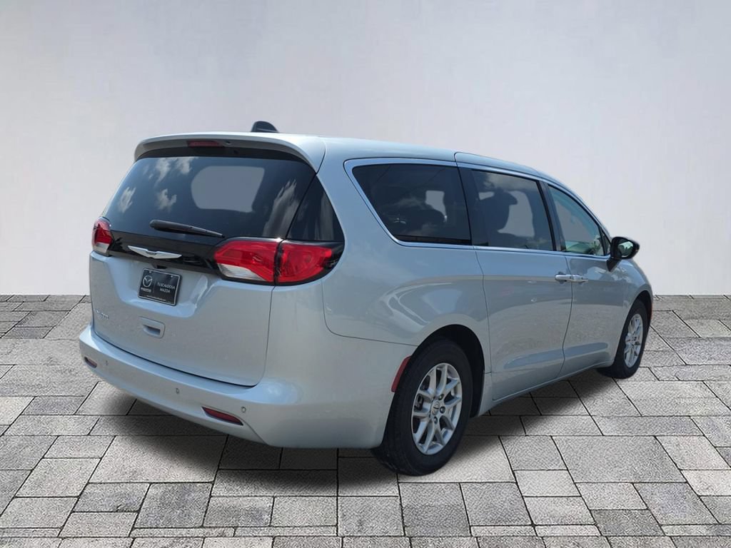 Used 2024 Chrysler Voyager LX FWD image 7