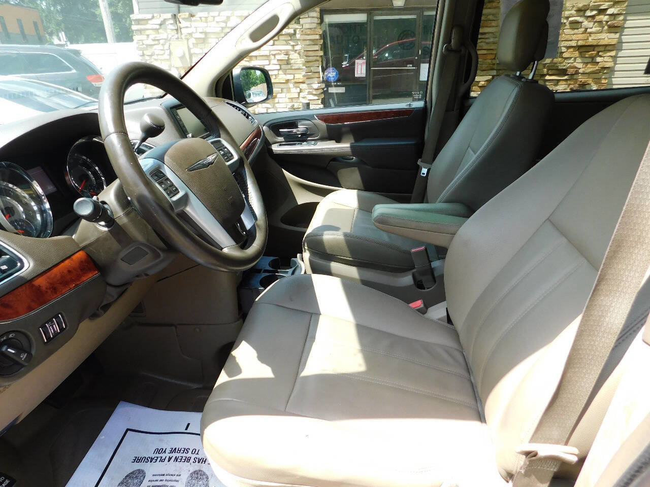 Used 2013 Chrysler Town & Country Touring image 18