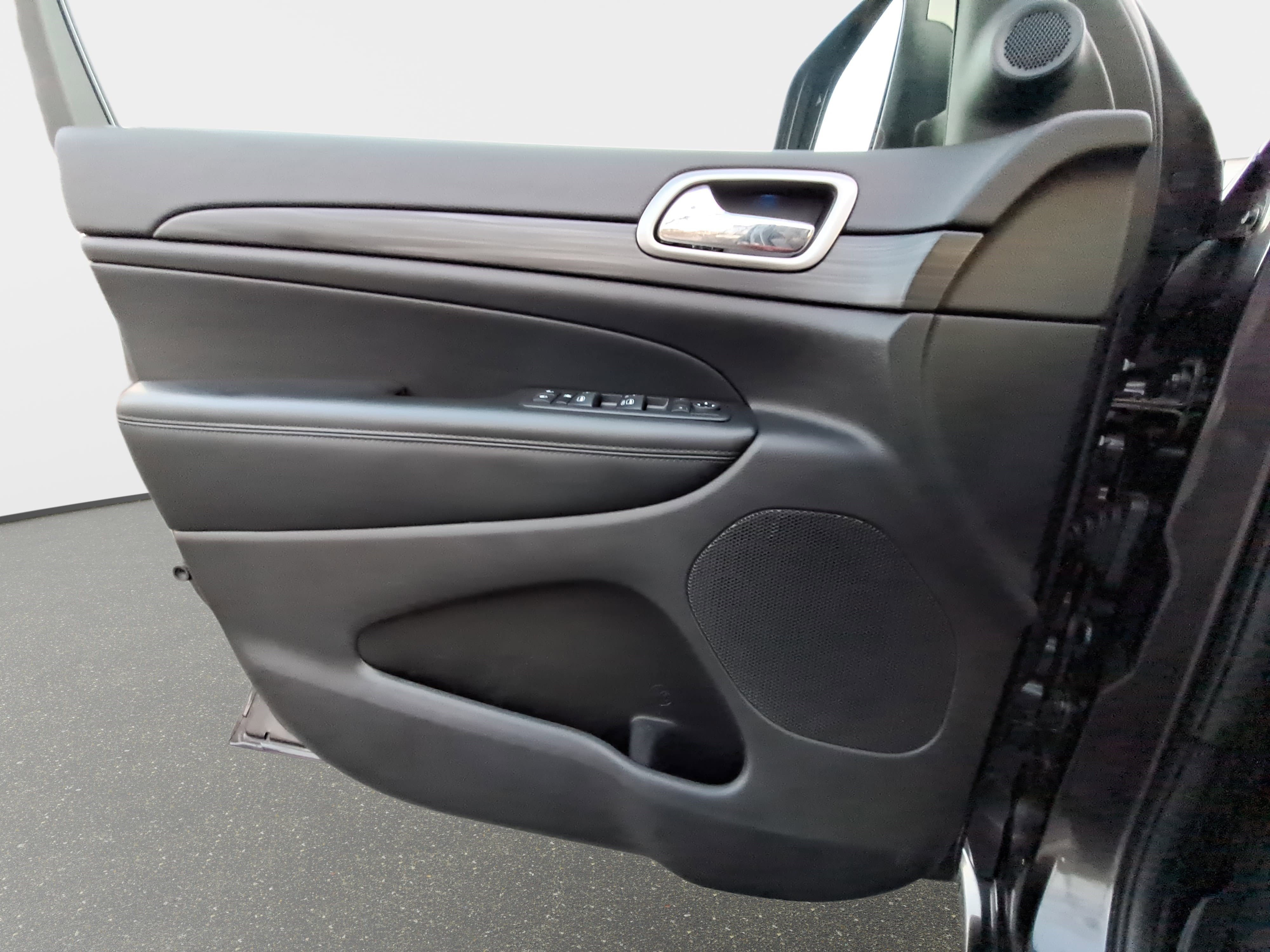 Used 2019 Jeep Grand Cherokee Altitude image 27