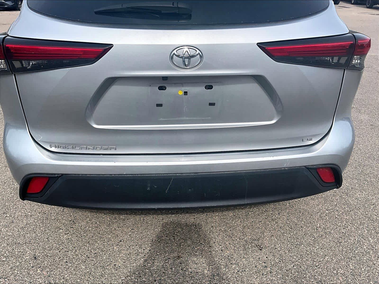 Used 2023 Toyota Highlander LE FWD image 7