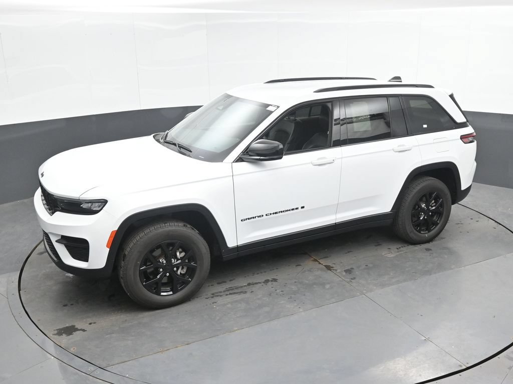Used 2025 Jeep Grand Cherokee Altitude AWD/4WD image 34
