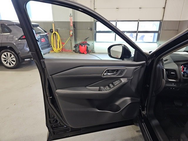 New 2026 Nissan Rogue Platinum image 9