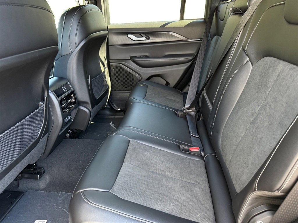 New 2025 Jeep Grand Cherokee Altitude image 15