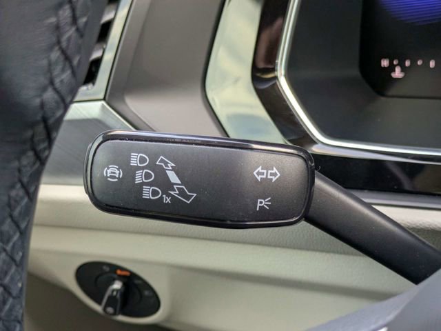Used 2023 Volkswagen Jetta SE FWD image 28